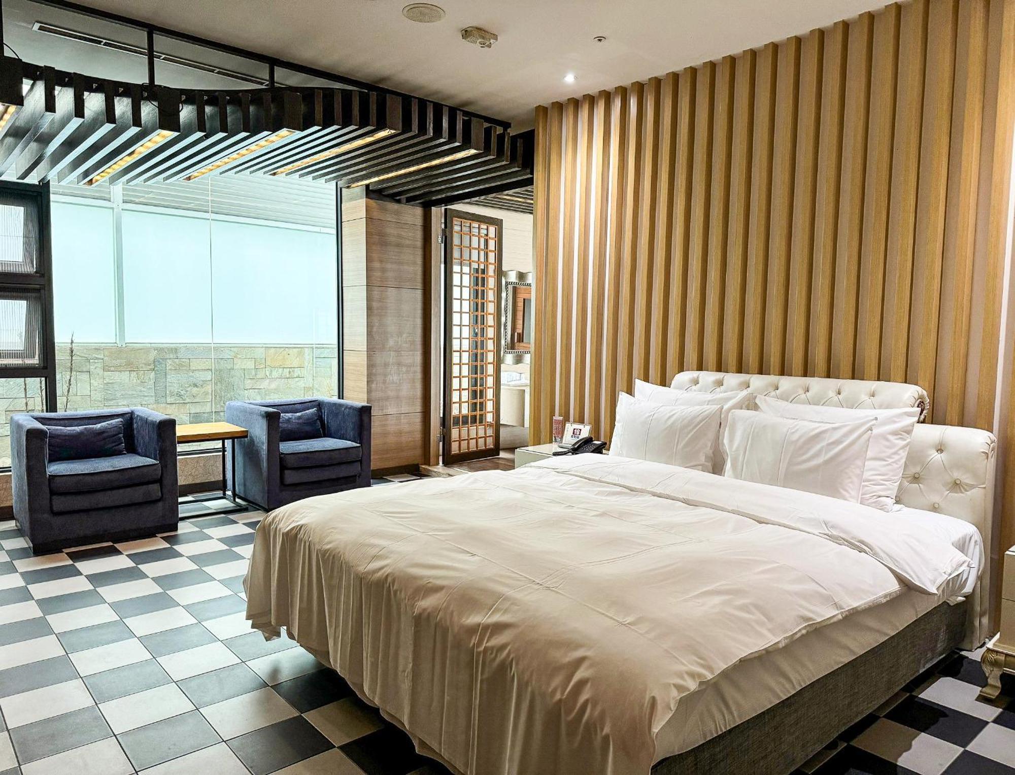 All-Ur Boutique Motel - Taichung Branch Extérieur photo