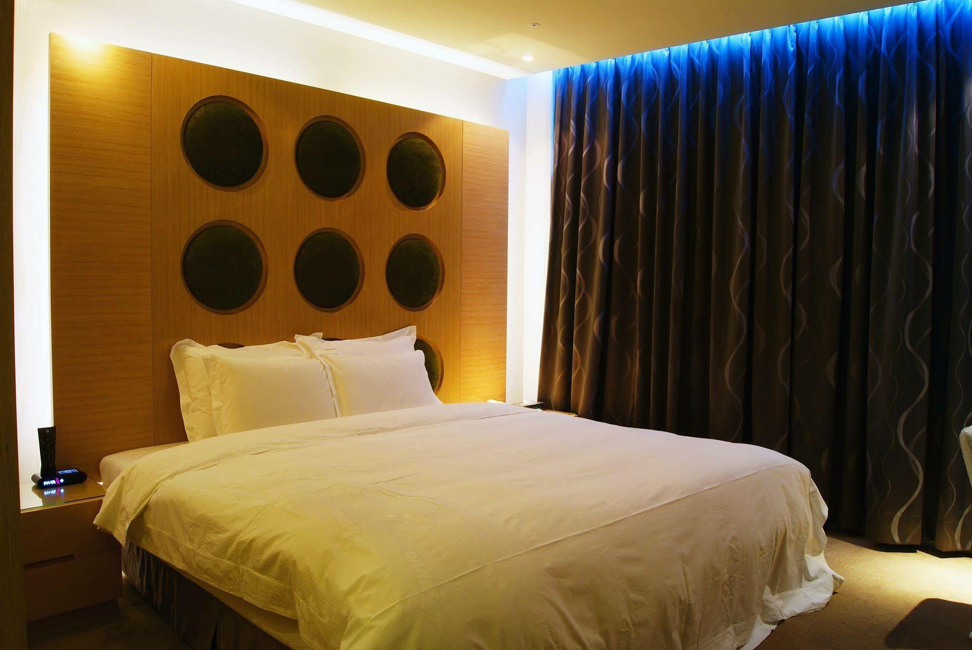 All-Ur Boutique Motel - Taichung Branch Extérieur photo