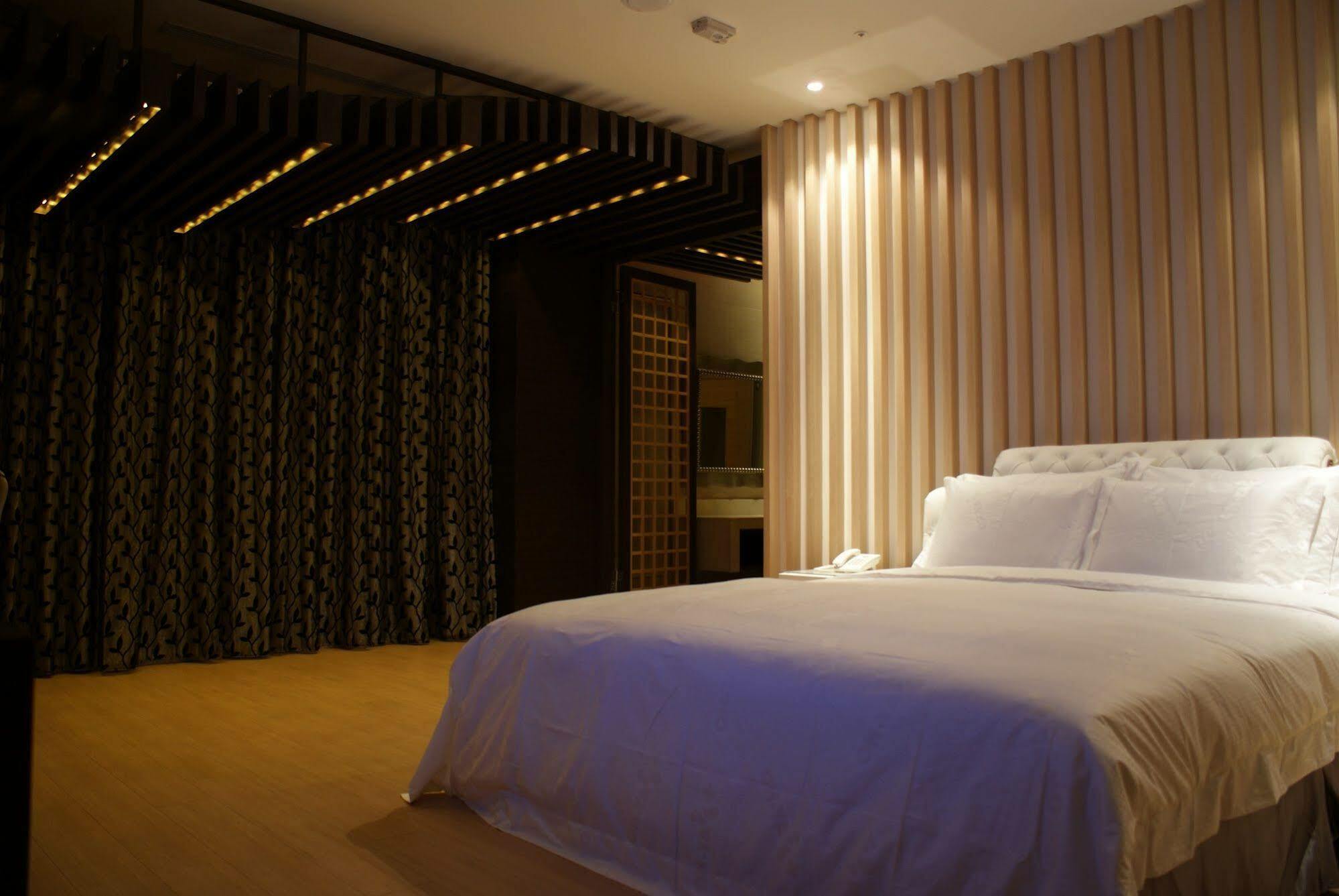 All-Ur Boutique Motel - Taichung Branch Extérieur photo